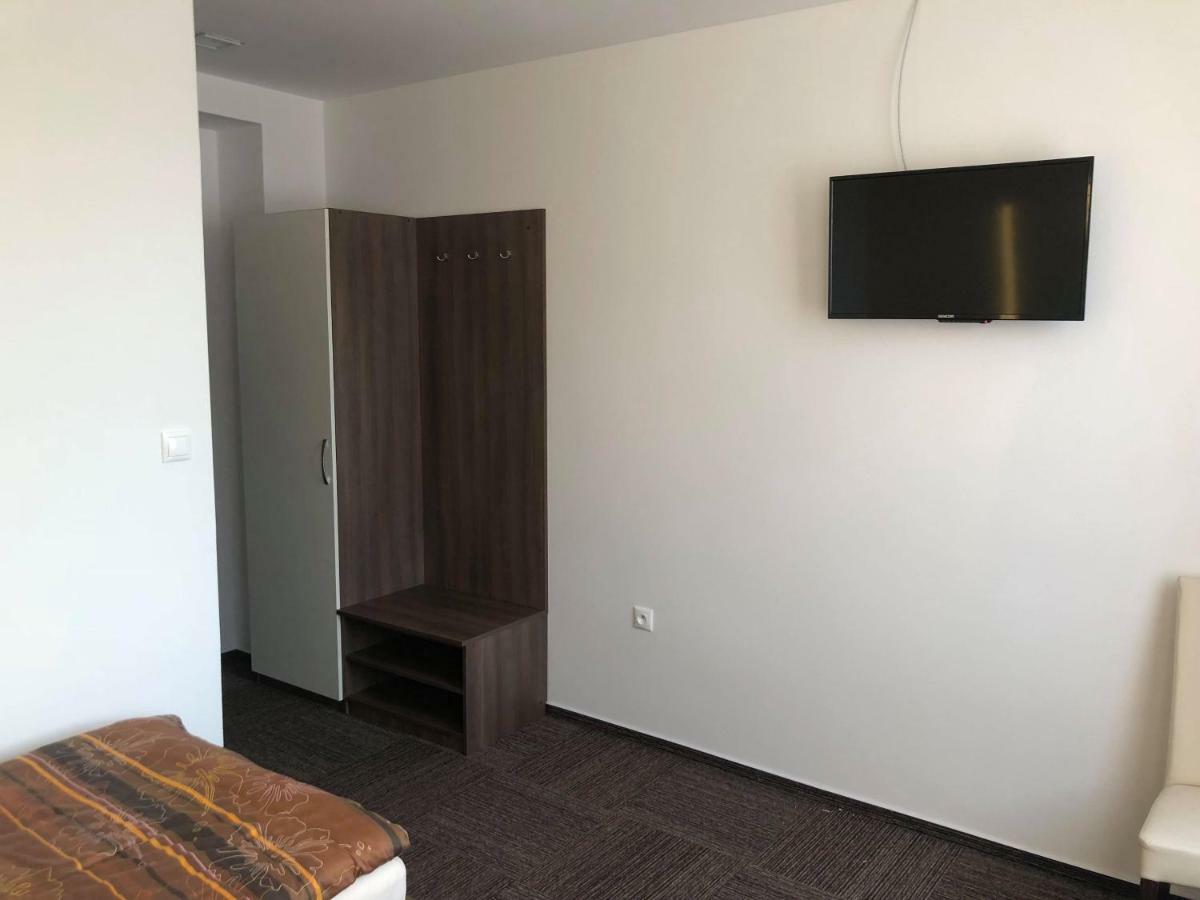 Penzion&restaurant Teplanka Povazska Bystrica Bagian luar foto